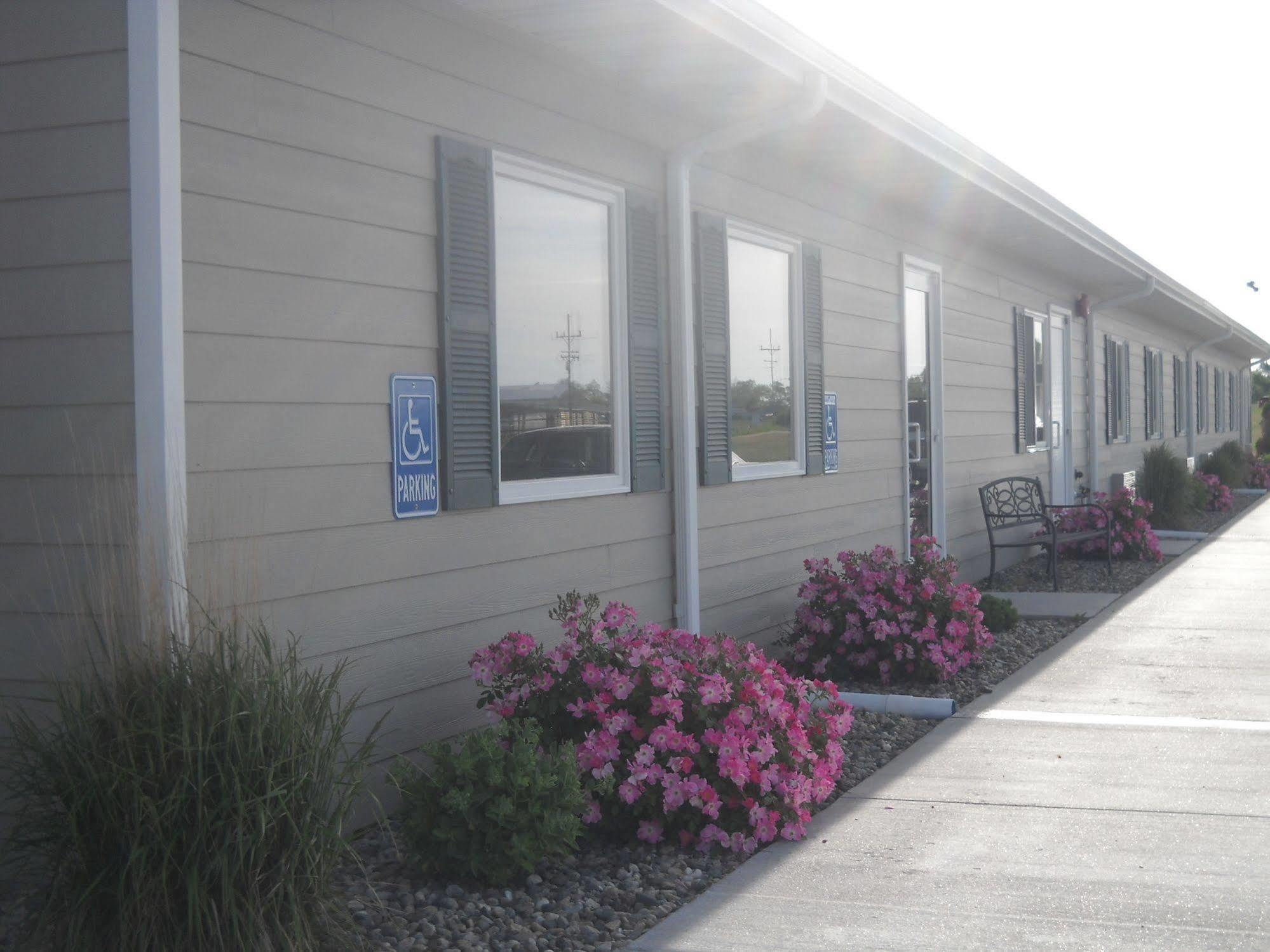 Sandhills Motel 2*